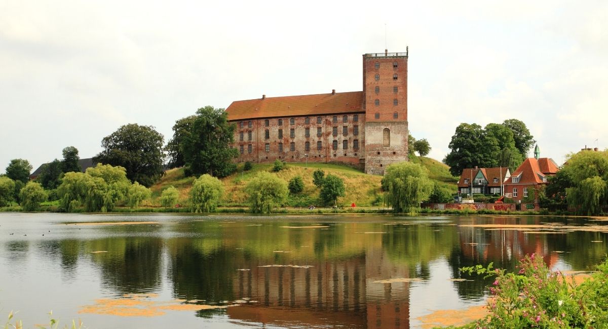 Das beeindruckende Koldinghus Schloss in Kolding, das eine bedeutende historische Attraktion in der Region zeigt.