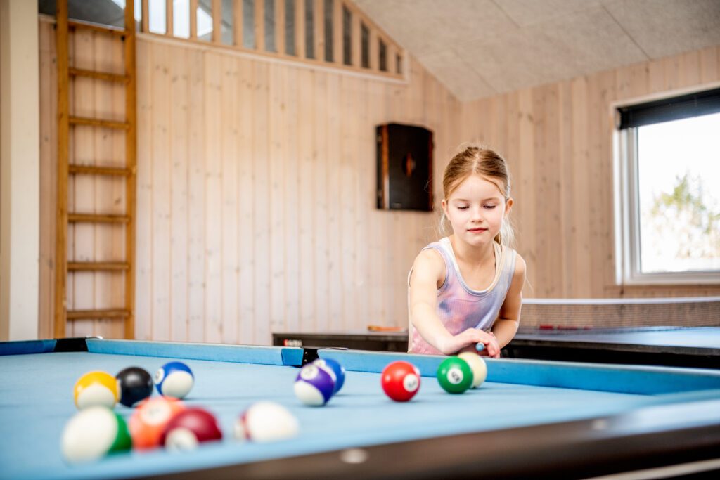 Billard im Aktivitätsraum des Ferienhauses mit Pool