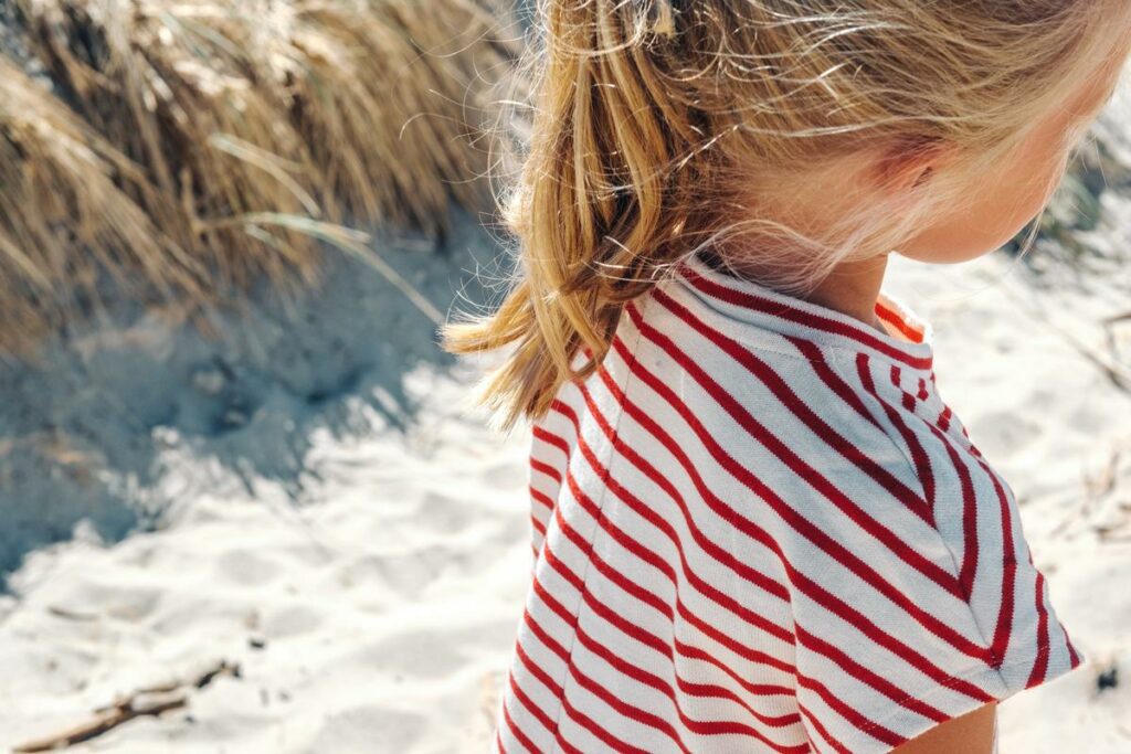 Mädchen auf dem Sand