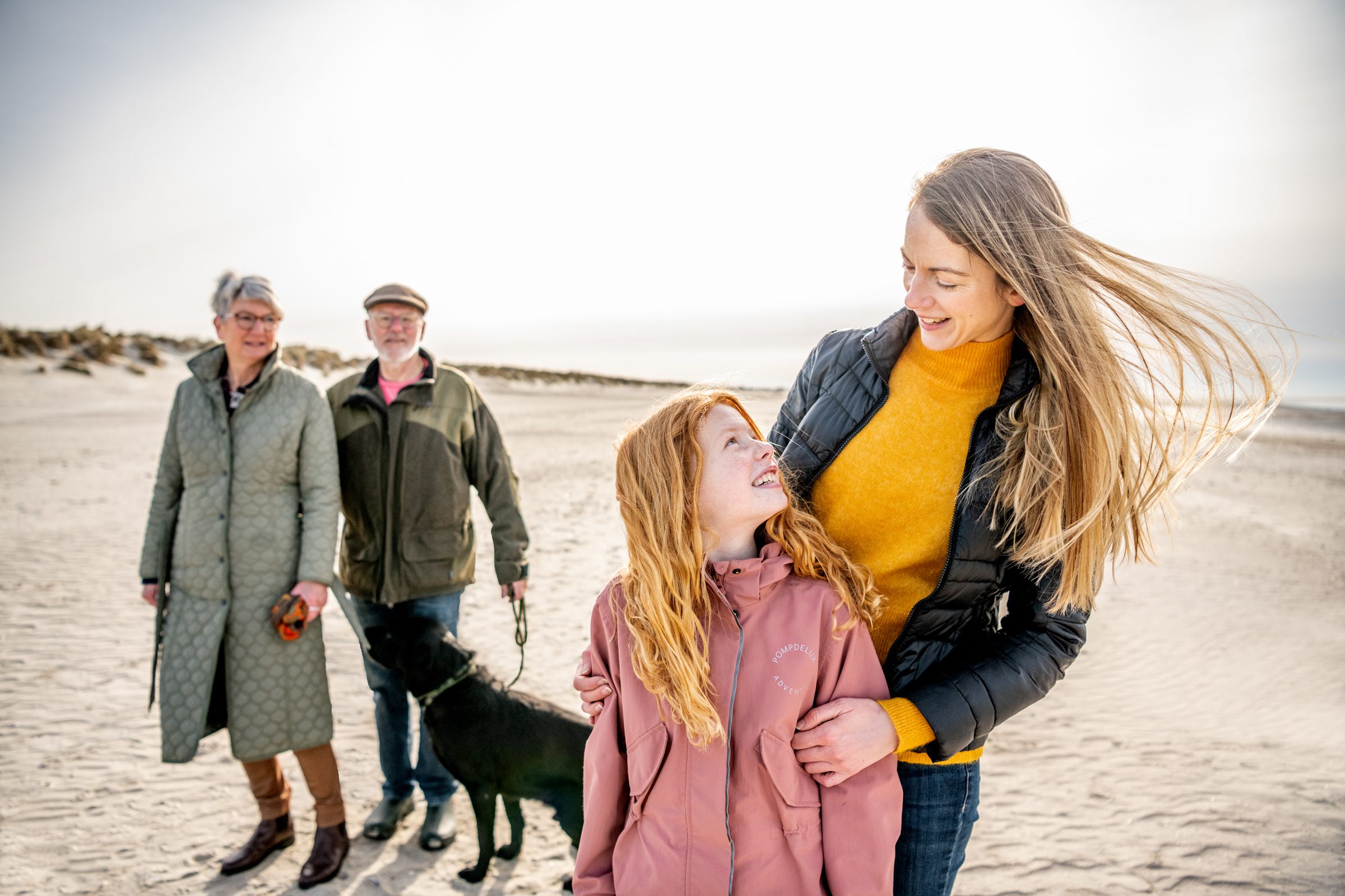 Familie in Dänemark am Strand im Herbst