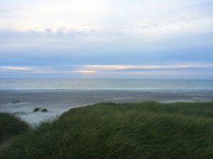 Blick auf das Meer von den Dünen bei Vrist an der Nordeeküste Dänemarks