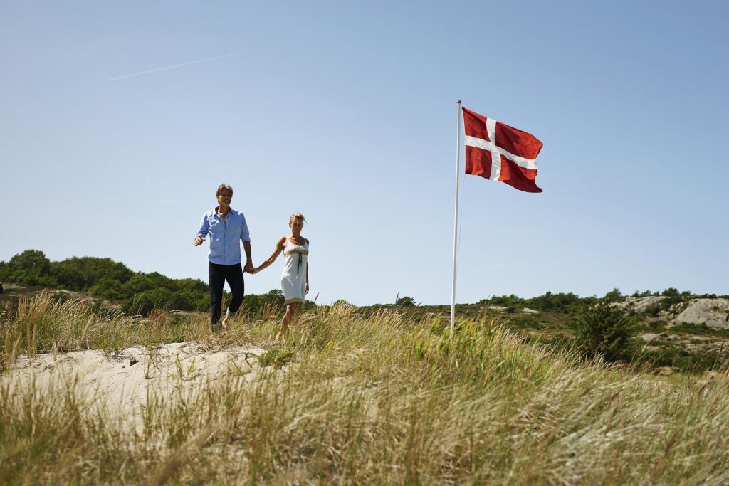 Paar auf der Ostseeinsel Bornholm in Dänemark beim Wandern in den Dünen