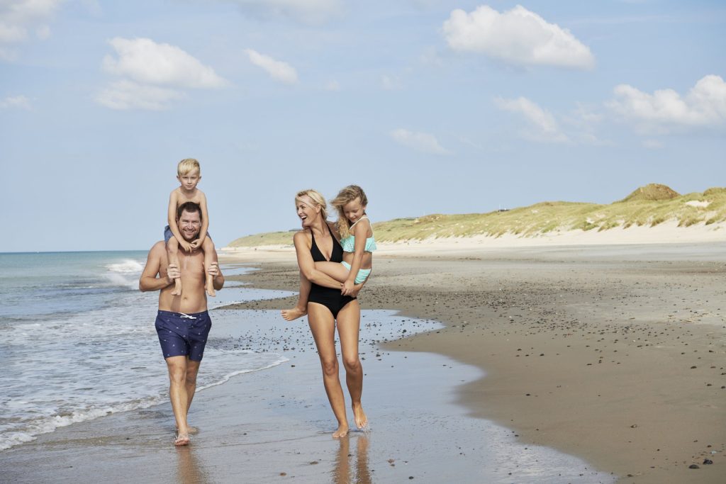 Familie am Strand in Dänemark