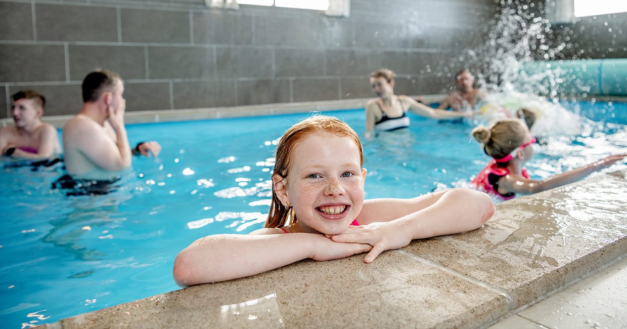 Kinder im Schwimmbad im Ferienhaus mit Pool