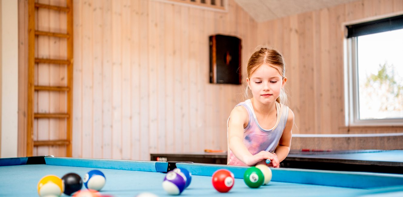 Billard im Aktivitätsraum des Ferienhauses mit Pool