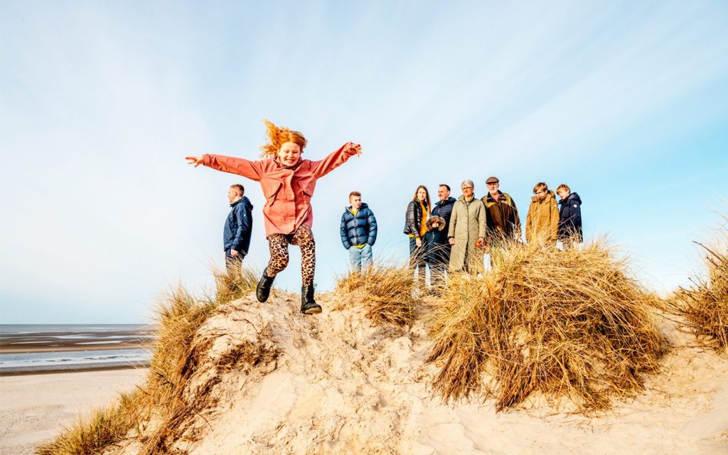 Familie am Nordseestrand in Dänemark