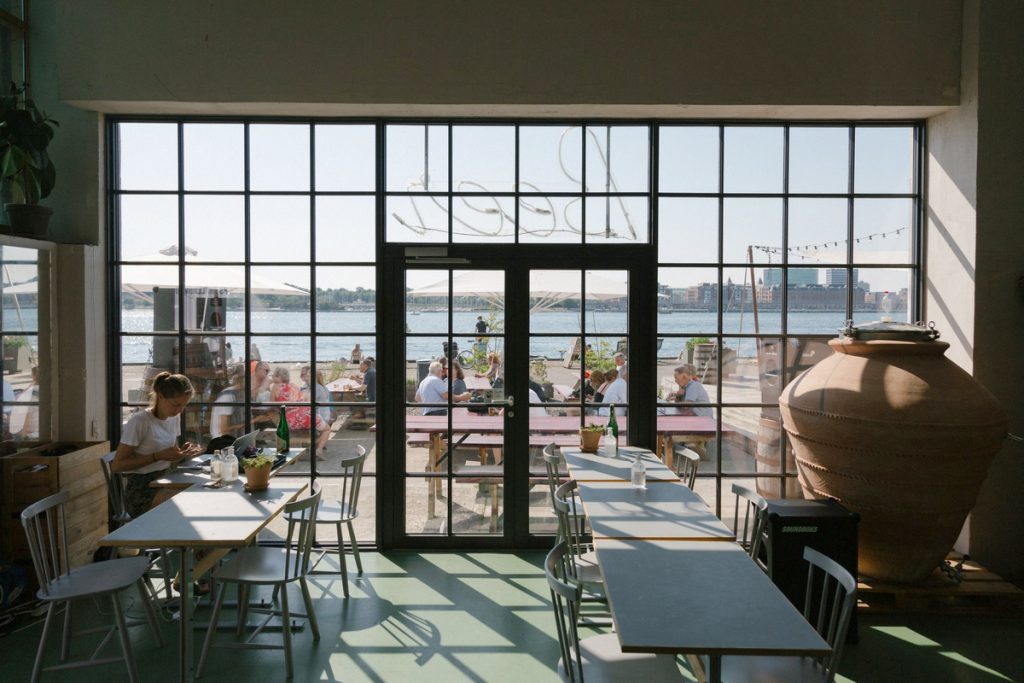 Herstellung von eichengereiften dänischen Bier an der Kopenhagener Hafenfront.