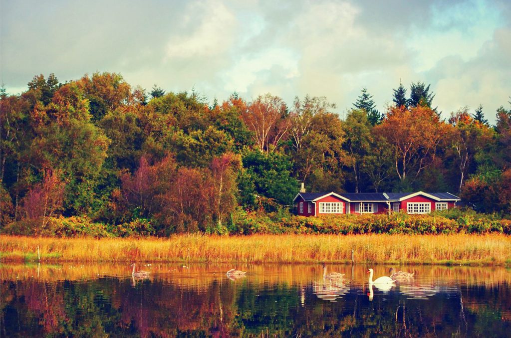 An den sandigen Stränden des Limfjords vermieten wir luxuriöse Ferienhäuser mit Pool in Dänemark.