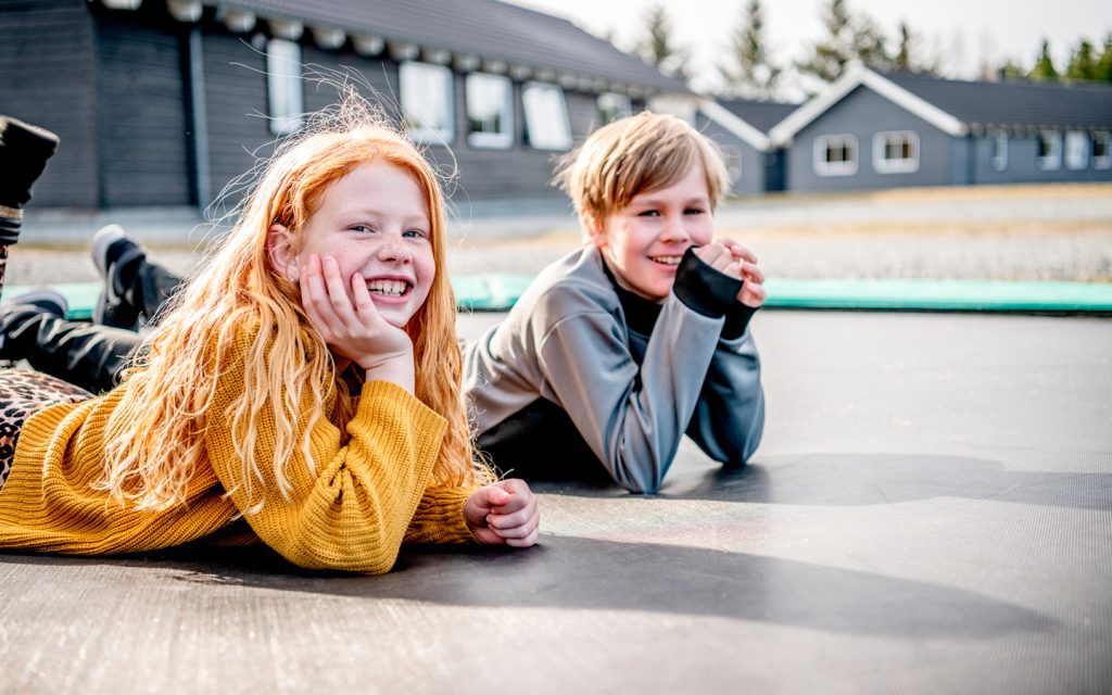 Kinder auf dem Trampolin
