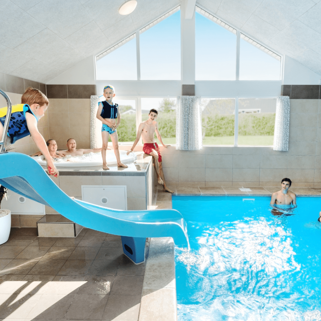 Baden im Ferienhaus in Dänemark mit Pool