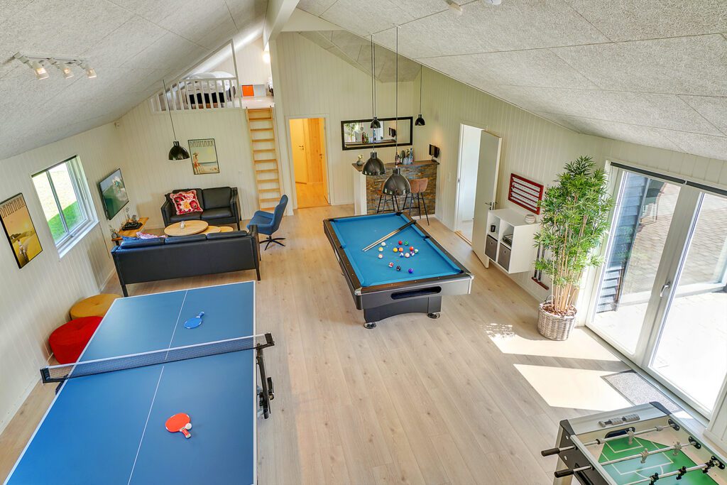 Aktivitätsraum mit Billardtisch in einem großen dänischen Ferienhaus