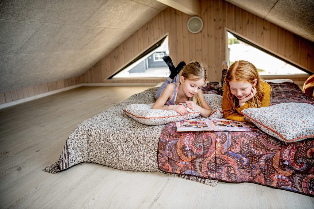 2 Mädchen im Ferienhaus Dänemark für 12 Personen