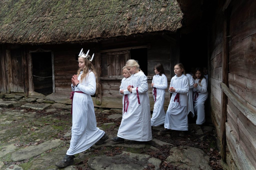Am 13. Dezember wird in Open Air Museum in Kongens Lyngby, 40 Minuten außerhalb von Kopenhagen, Santa Lucia mit einer Kinderparade und Weihnachtslieder gefeiert.