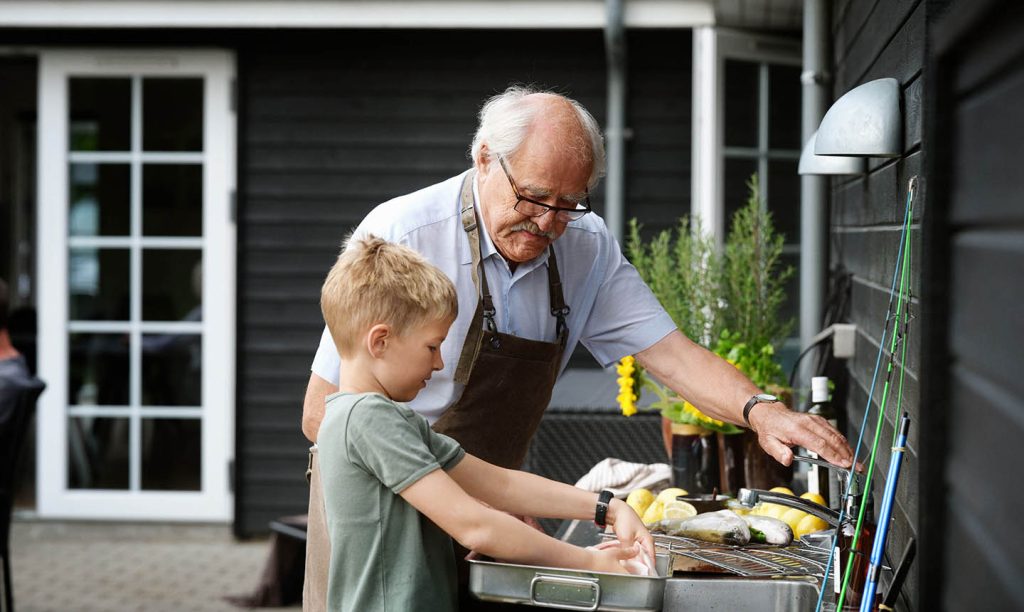 Gefangenen Fisch am Ferienhaus grillen