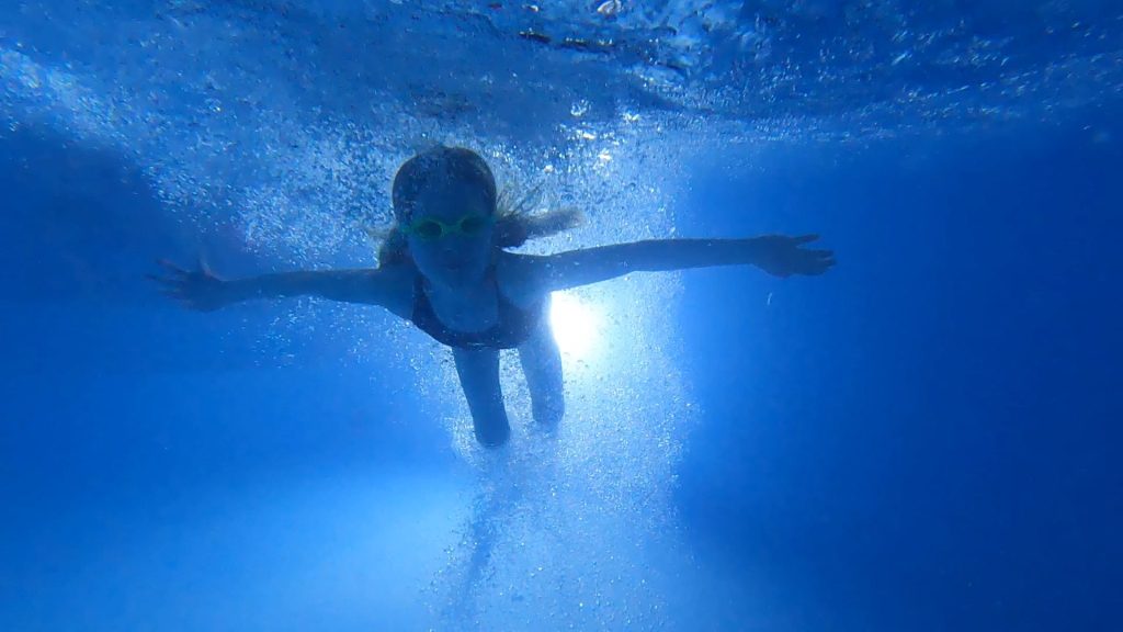 Im Pool vom Ferienhaus in Dänemark an der Ostsee