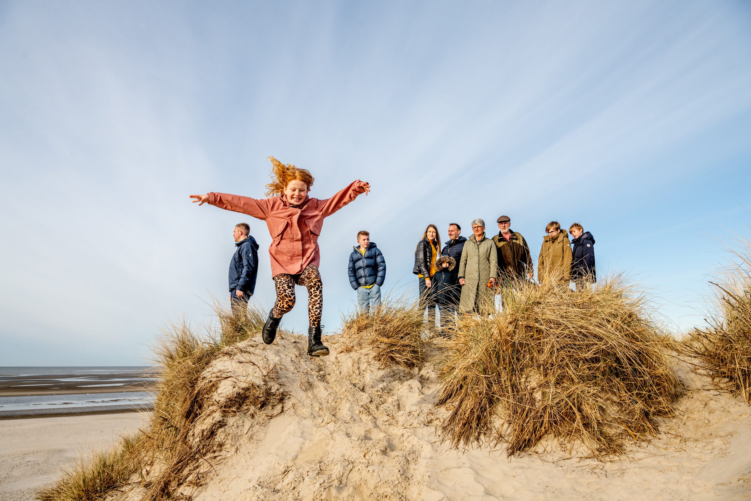 Familie am Nordseestrand in Dänemark