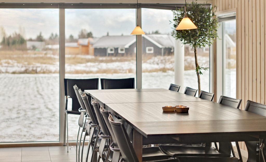 Ein Wohnzimmer eines großes Ferienhaus in Dänemark im Winter