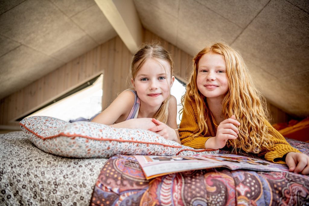 To piger i sommerhus