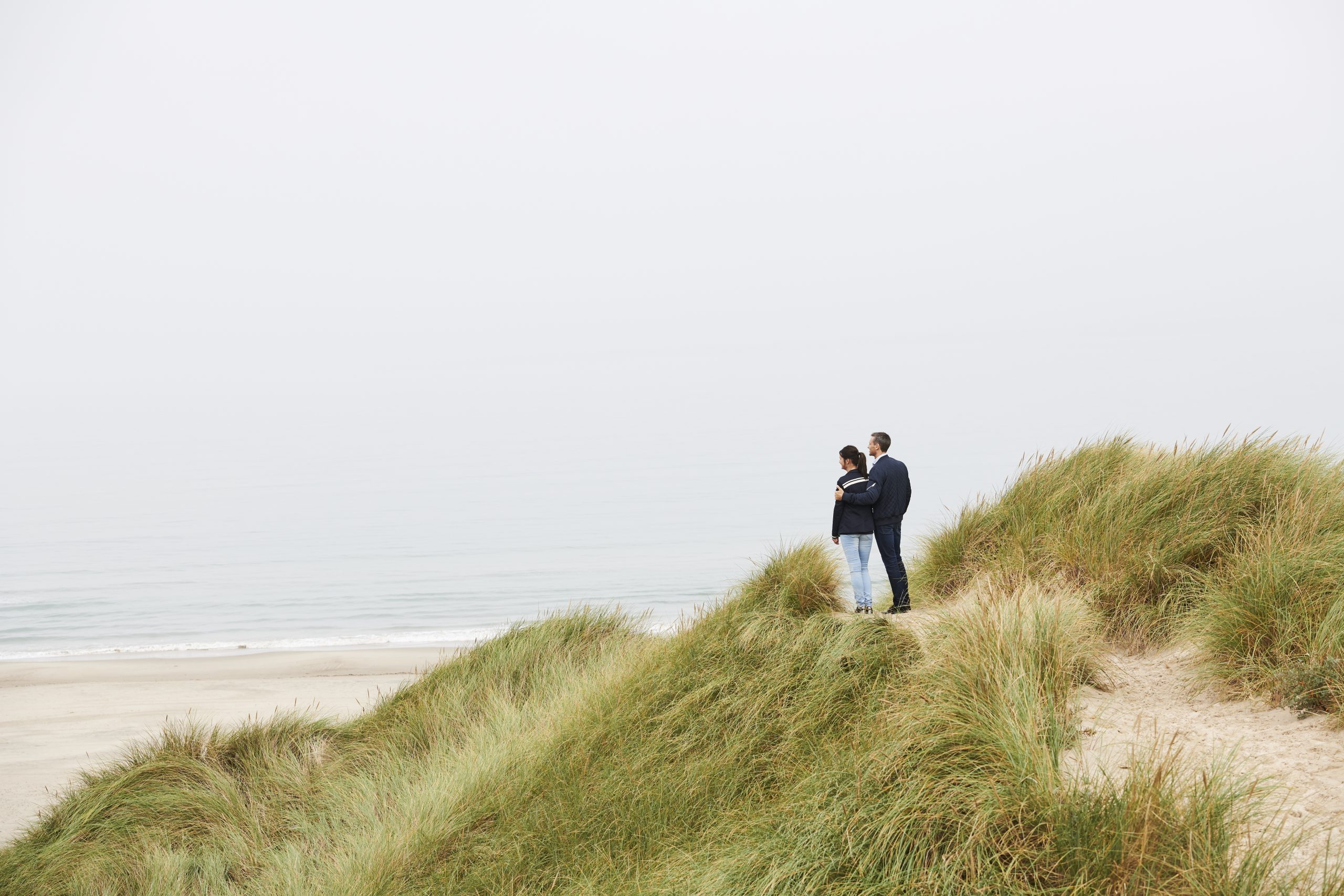 Ein Paar genießt die Aussicht auf das Wasser