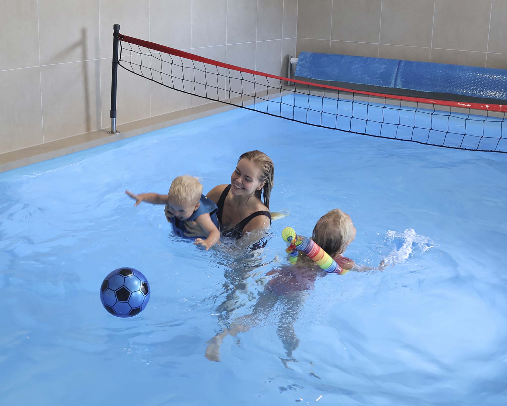 Im Pool mit Kindern im Ferienhaus in Dänemark