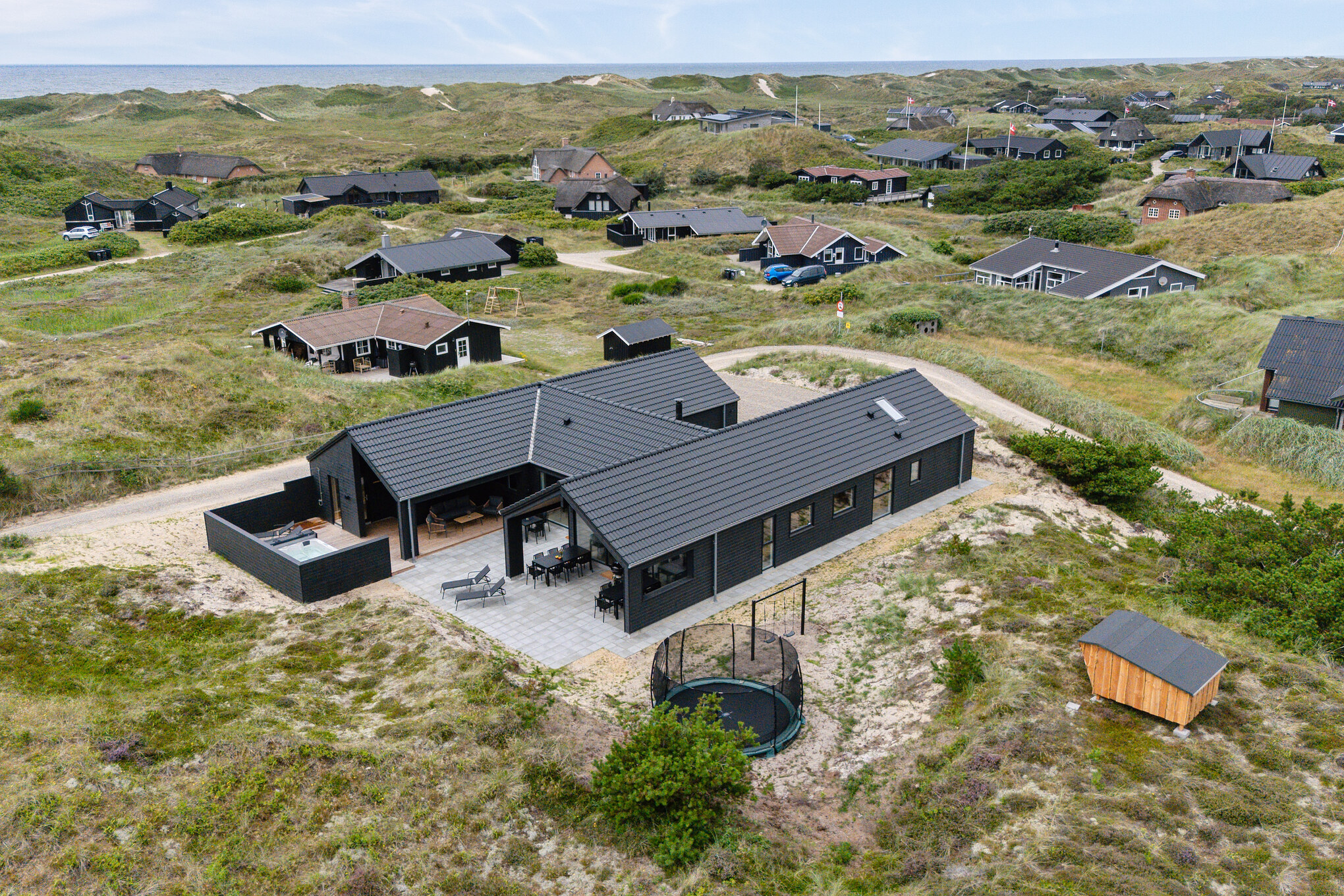 VillaVilla Ferienhaus mit Terrasse und Whirlpool in den Dünen der dänischen Nordseeküste